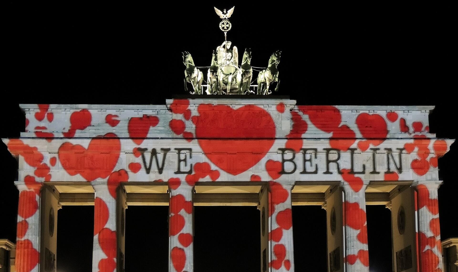 Jobs-Stellenangebote-Berlin-Brandenburger-Tor-We-Love-Berlin-Lichtkunst-PB